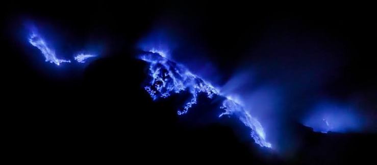 ijen crater blue fire